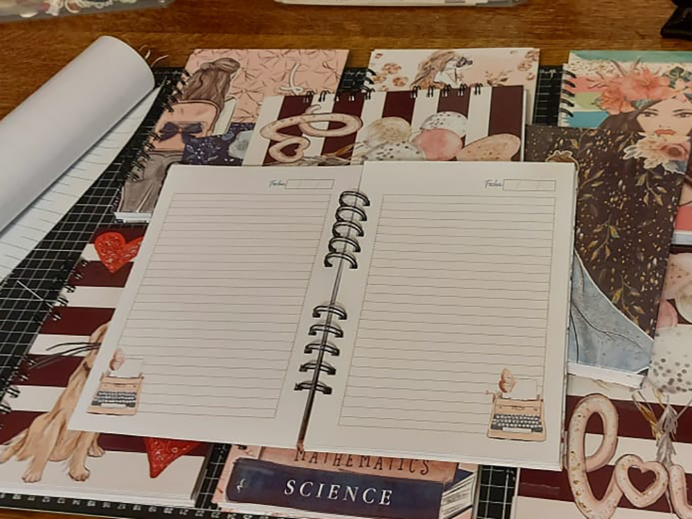 Libretas de tamaÃ±o A5, hojas papel bond 106 grs.<br/> 